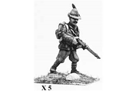 Alpini with cap, advancing.